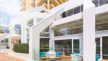 4 bars/lounges, sports bar