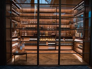 4 bars/lounges, sports bar