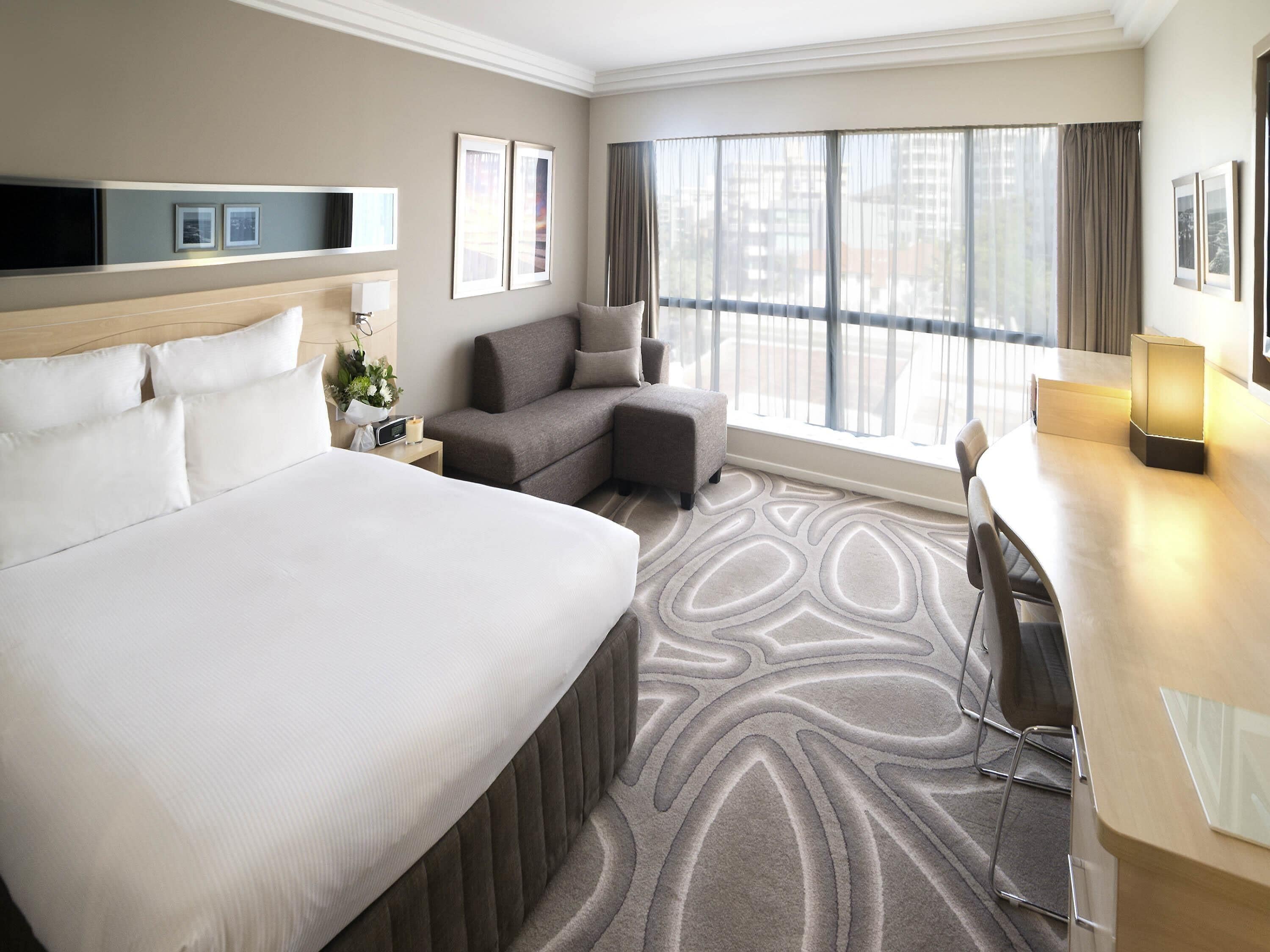 Chambre, 1 grand lit, vue sur la ville | Literie de qualité, lit avec matelas à plateau-coussin, coffre-fort