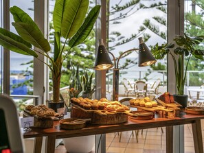 Desayuno buffet todos los días (con cargo) 