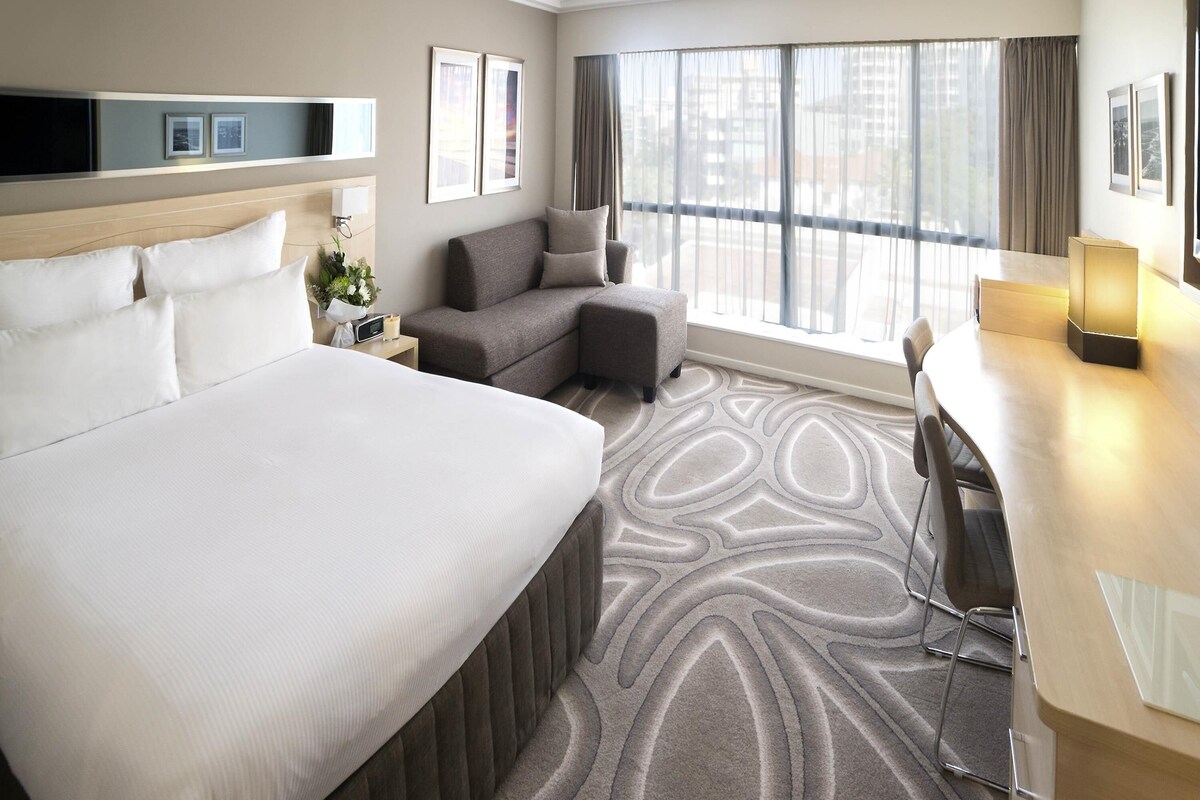 Room, 1 Queen Bed, City View | Premium bedding, pillowtop beds, in-room safe, desk