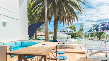 4 bars/lounges, sports bar