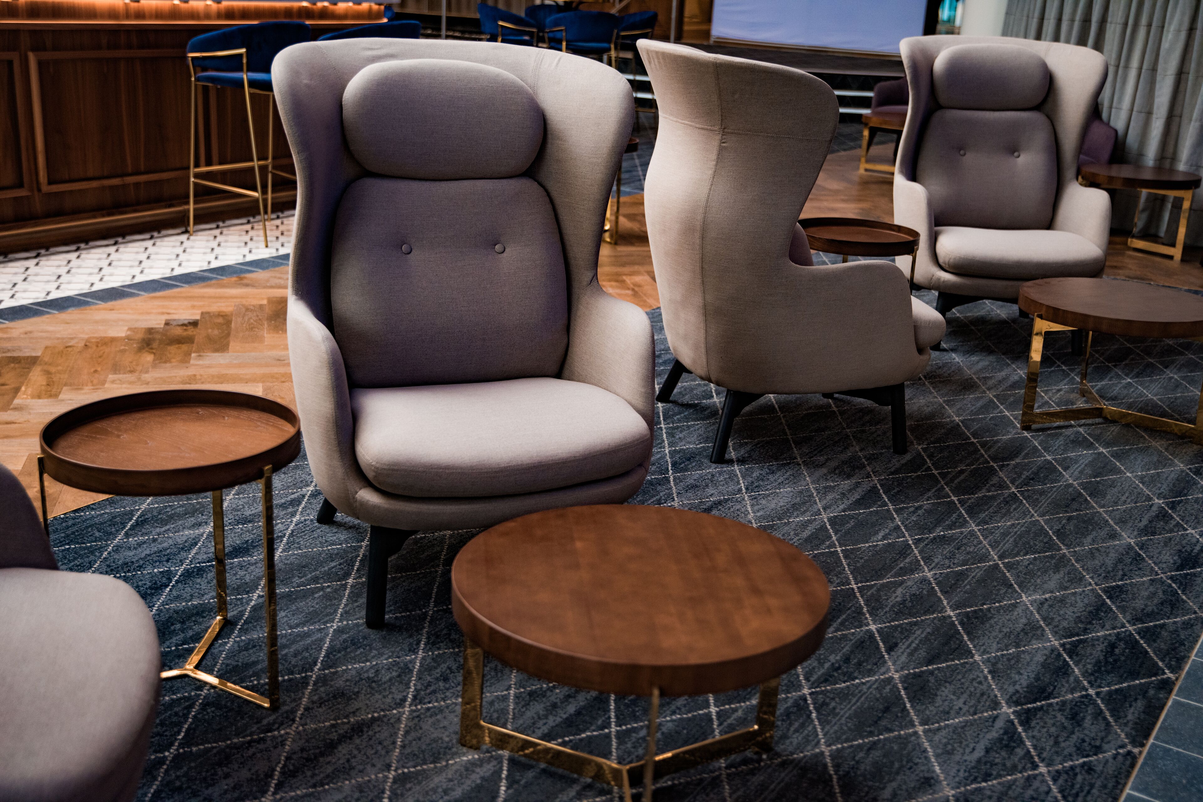 4 bars/lounges, sports bar