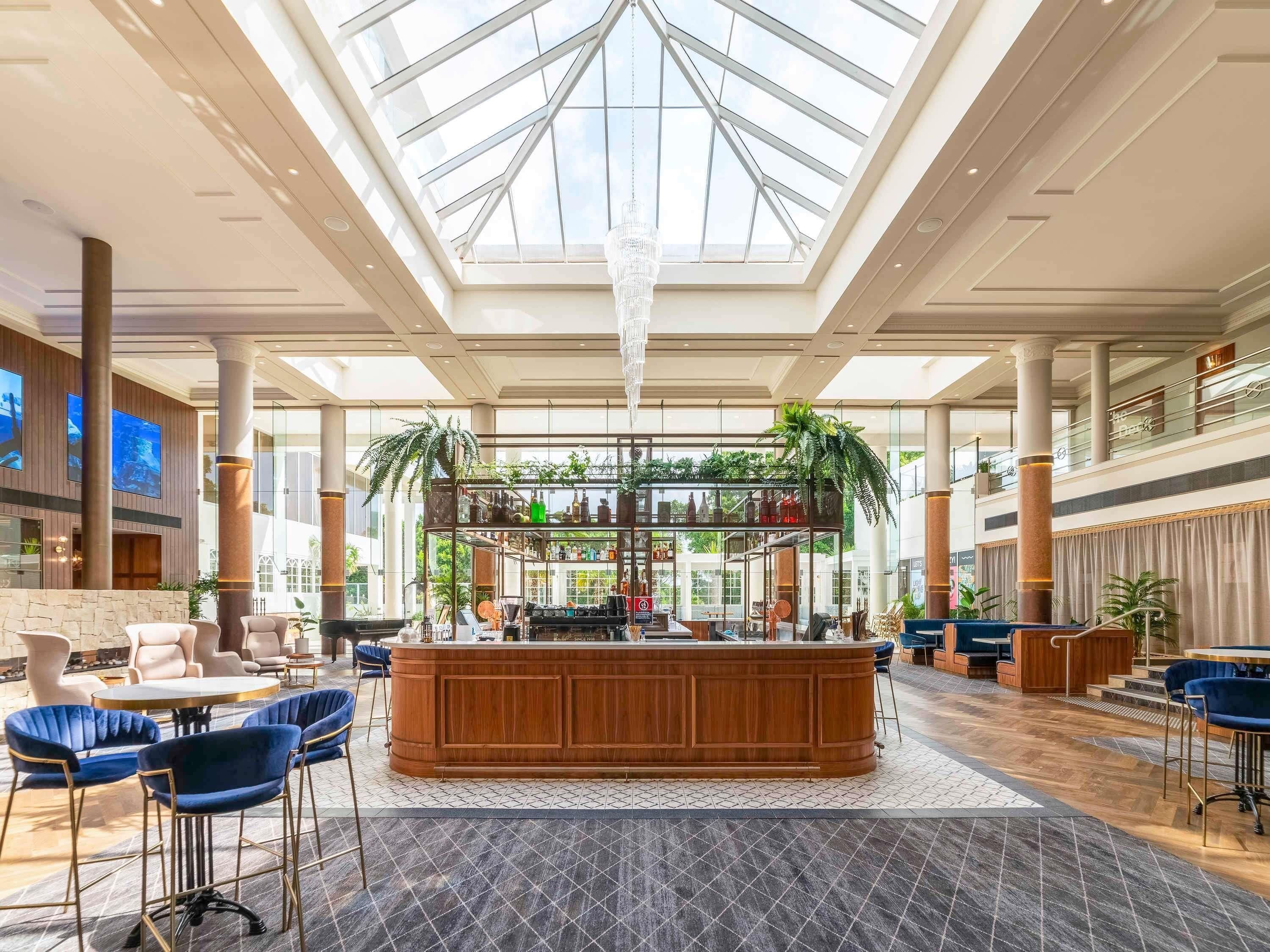 4 bars/lounges, sports bar