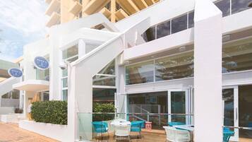 4 bars/lounges, sports bar