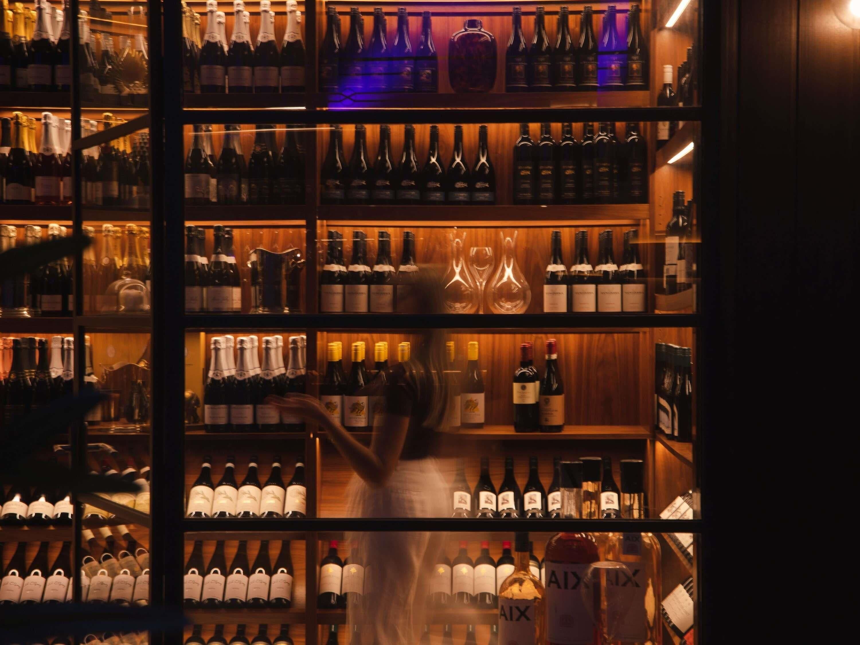 Una bodega con múltiples estantes llenos de botellas de vino.
