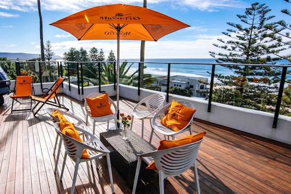 Melayani sarapan, makan siang, makan malam; dengan pemandangan pantai