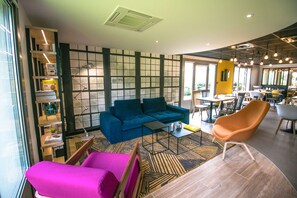 Coin salon dans le hall