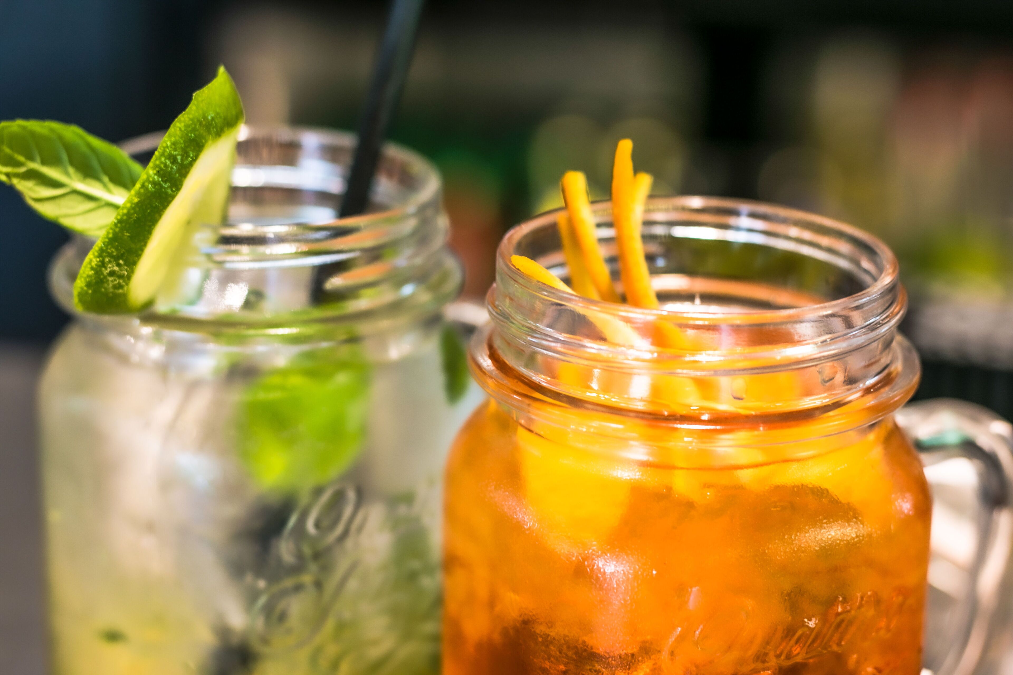 Deux bocaux en verre contenant de la glace et des décorations, probablement remplis de boissons.