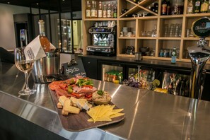 Daily buffet breakfast for a fee - Campanile Senlis (Senlis)
