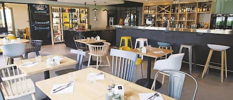 Desayuno buffet diario (EUR 13.90 por persona)