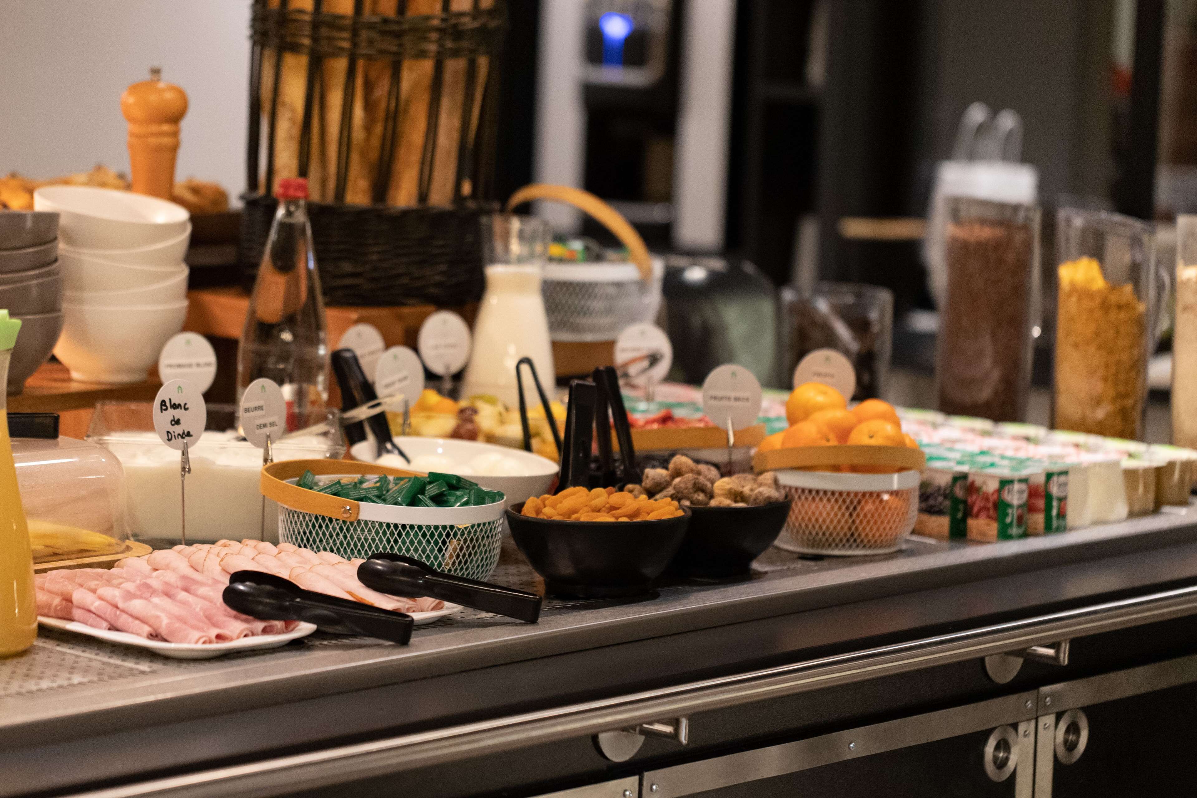Un bufé con diversos alimentos y salsas.