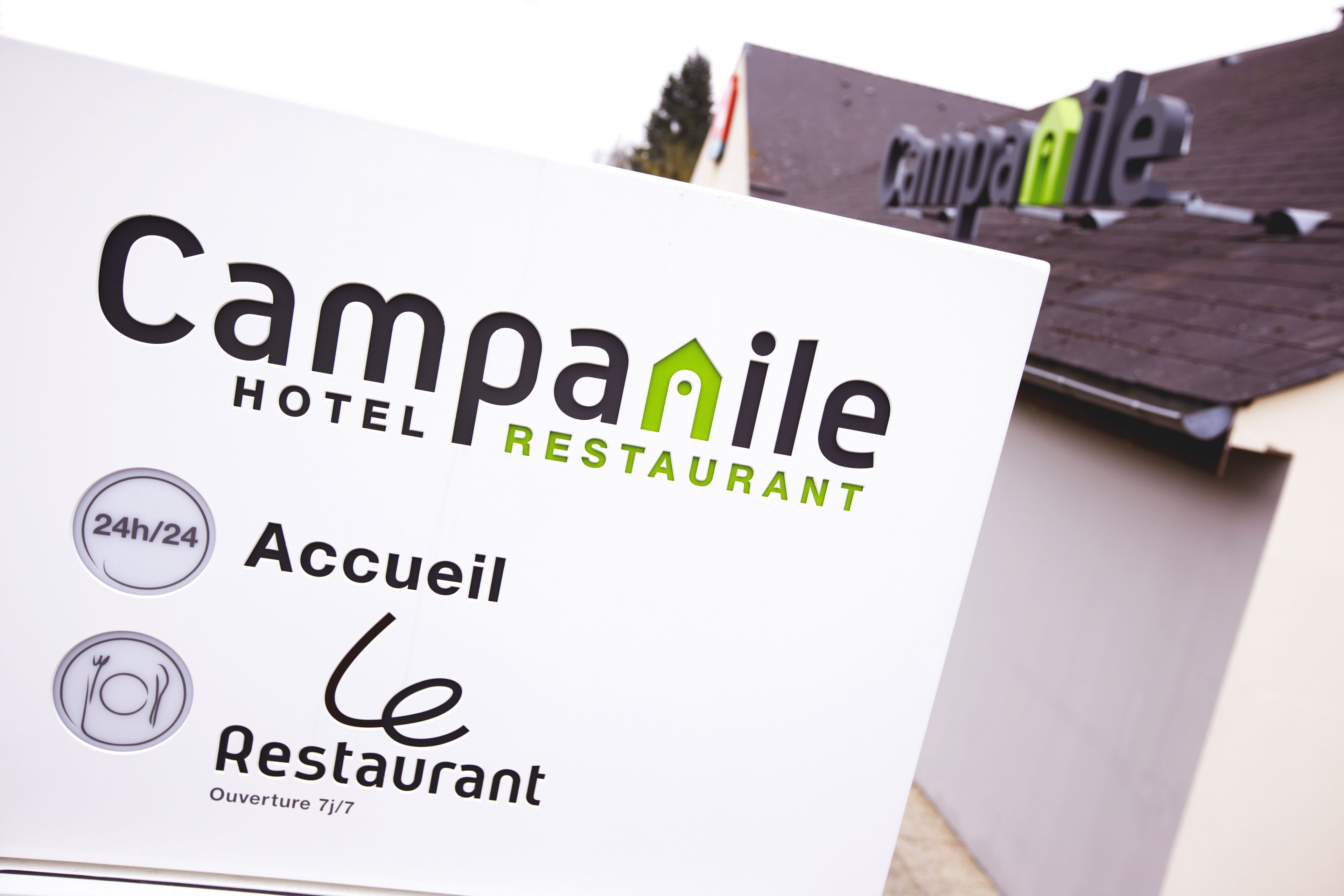 A sign for Campanile Hotel Restaurant with 24/7 availability and a 7j/7 opening.