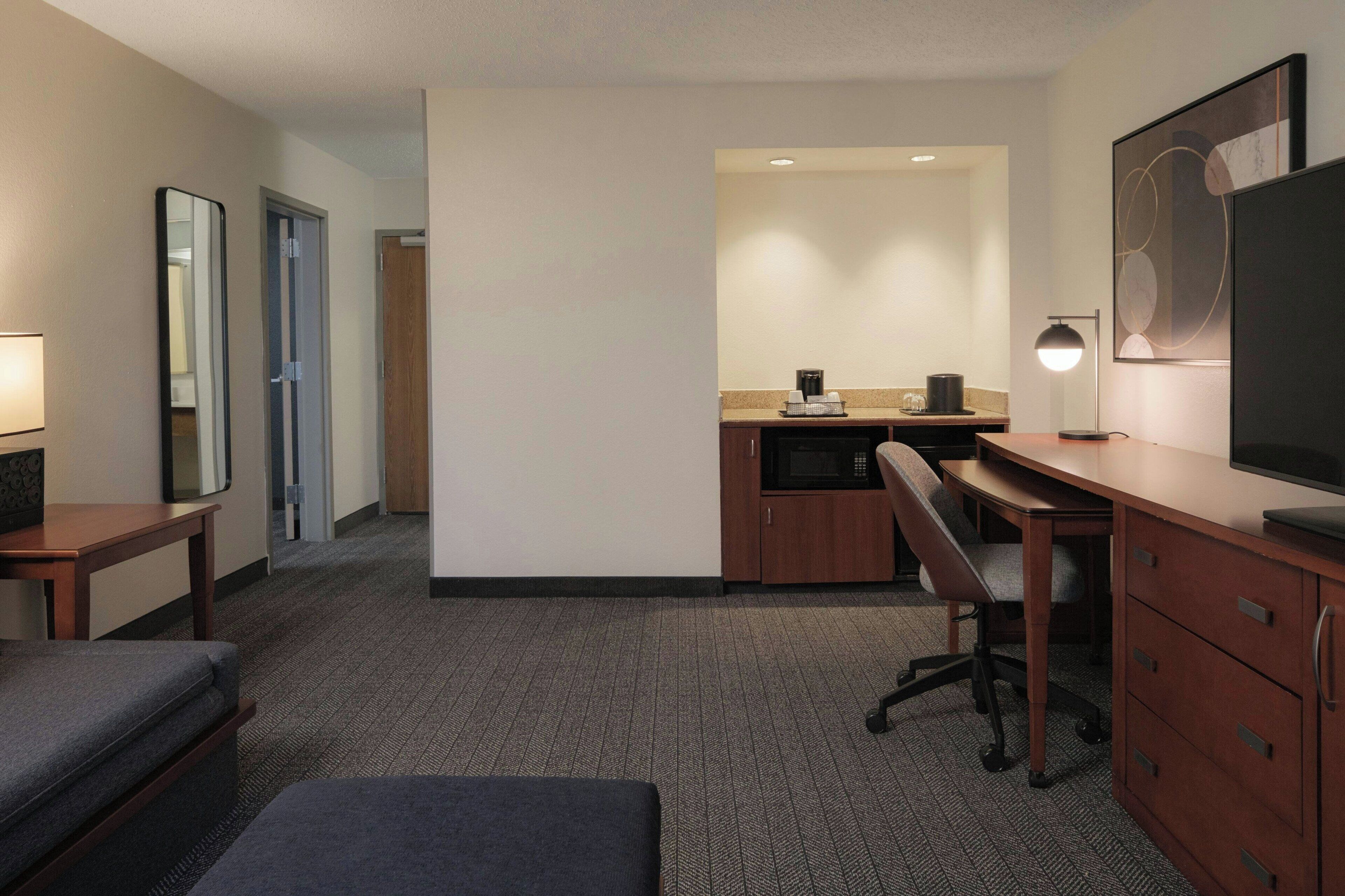 suite, 1 bedroom, non smoking | 1 bedroom, premium bedding, desk, iron/ironing board