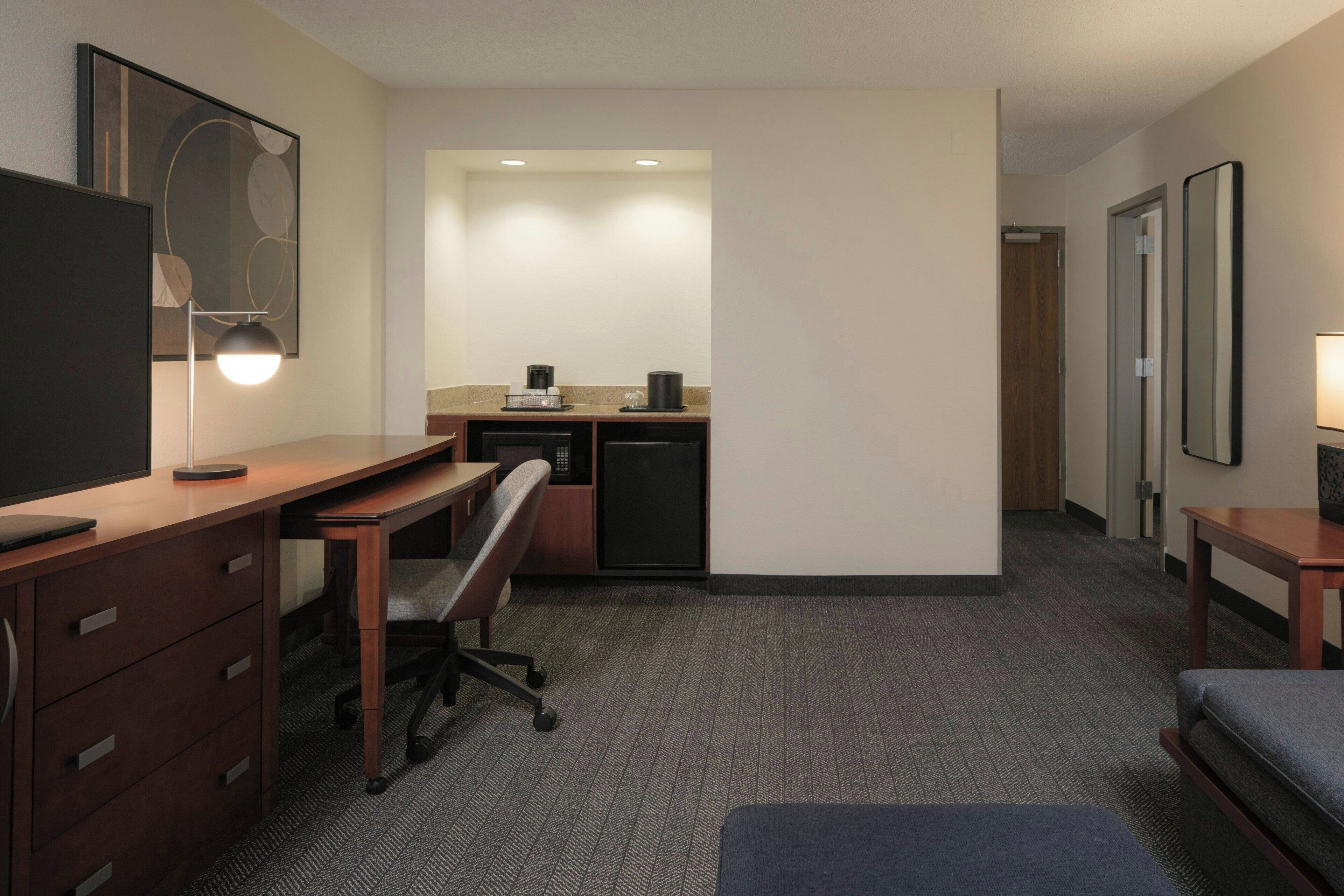 suite, 1 bedroom, non smoking | 1 bedroom, premium bedding, desk, iron/ironing board