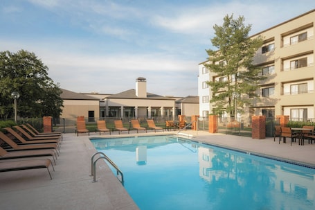Outdoor pool. Courtyard by Marriott Louisville East