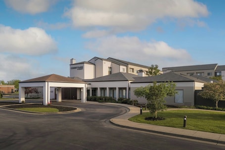 Exterior. Courtyard by Marriott Louisville East