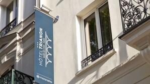 A hotel sign with the name "HOTEL TRIANON" and the address "GARE DE LION - PARIS". - Trianon Gare de Lyon (Paris)