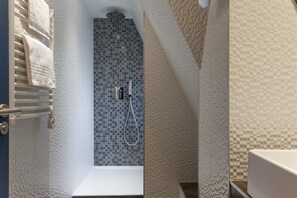 Standard Room, 2 Twin Beds | Premium bedding, minibar, in-room safe, desk