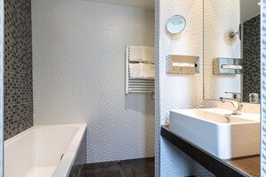 Chambre supérieure, 1 grand lit | Salle de bain | Articles de toilette (gratuits), séchoir à cheveux, serviettes fournies