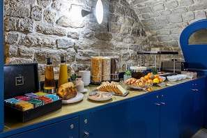 Daily to-go breakfast (EUR 12 per person)