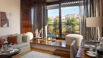 Terrace Suite | 低過敏寢具、迷你吧、客房內保險箱、書桌