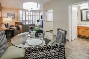 Comfort Room, 1 Bedroom | In-room dining