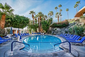 3 piscines extérieures