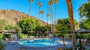 A pool area with lounge chairs, palm trees, and a mountain backdrop. - Palm Springs Tennis Club (Palm Springs)