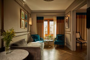 Suite junior (El Avenida Palace) | Minibar, caja fuerte, cortinas opacas y sistema de insonorización