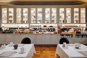 Petit déjeuner buffet servi tous les jours en supplément
