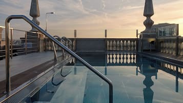 Utomhuspool och solstolar