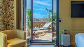 Habitación superior, Terraza (Avenida) | Ropa de cama de alta calidad y minibar