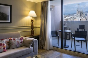 Suite Superior, teras | Seprai premium, minibar, brankas, dan tirai kedap cahaya