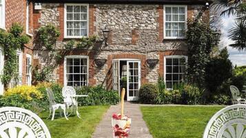 2 restaurants, breakfast served