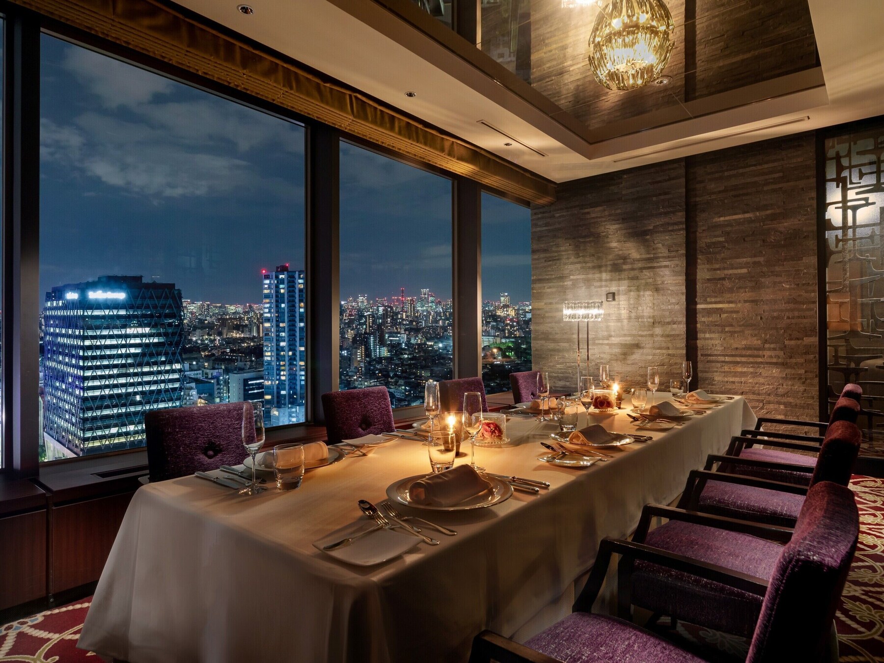 6 restaurants; breakfast, lunch, and dinner served