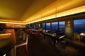 6 restaurants, breakfast, lunch, dinner served; Italian cuisine