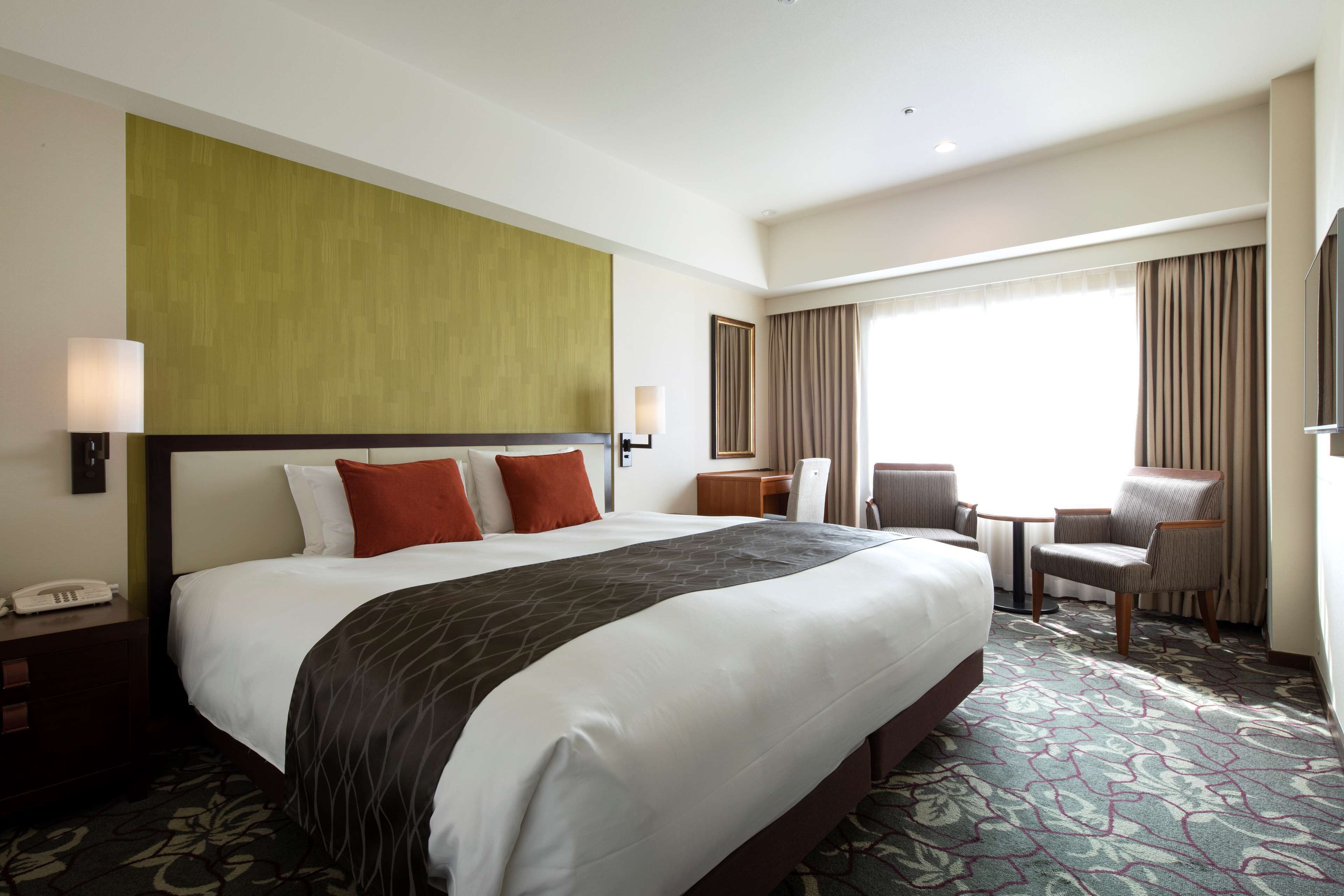 Superior King Double Room, Non Smoking (16-21F) | Down duvets, in-room safe, desk, blackout curtains