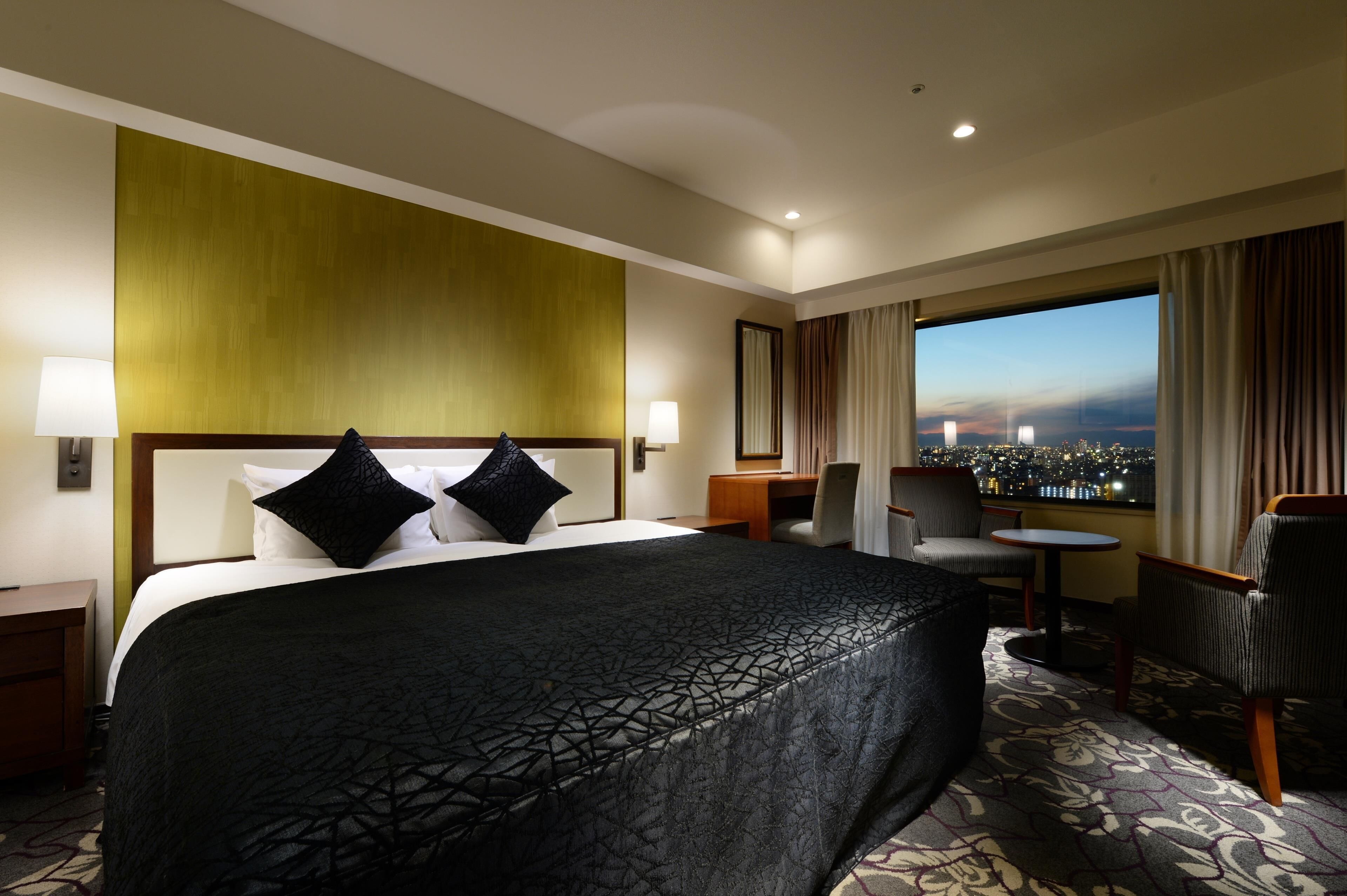 Down comforters, in-room safe, desk, blackout drapes