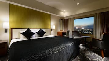 Cubrecamas, caja de seguridad en la habitación y escritorio