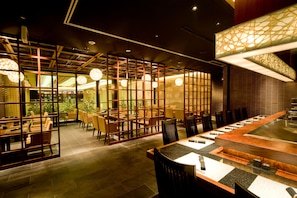 6 restaurants, breakfast, lunch, dinner served; Italian cuisine