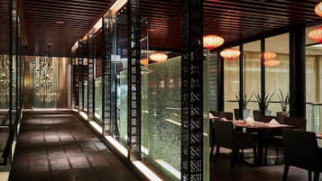 6 restaurants, breakfast, lunch, dinner served; Italian cuisine