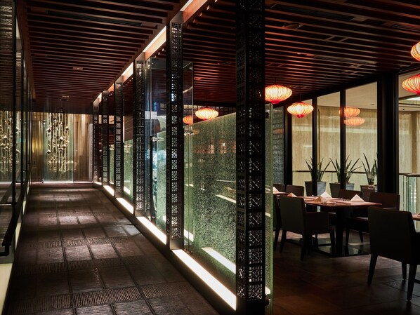 6 restaurants, breakfast, lunch, dinner served; Italian cuisine