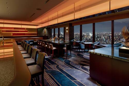 6 restaurants; breakfast, lunch and dinner served