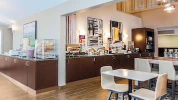 Petit déjeuner complet compris tous les jours