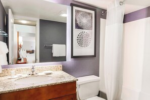Ensemble baignoire-douche, articles de toilette écologiques