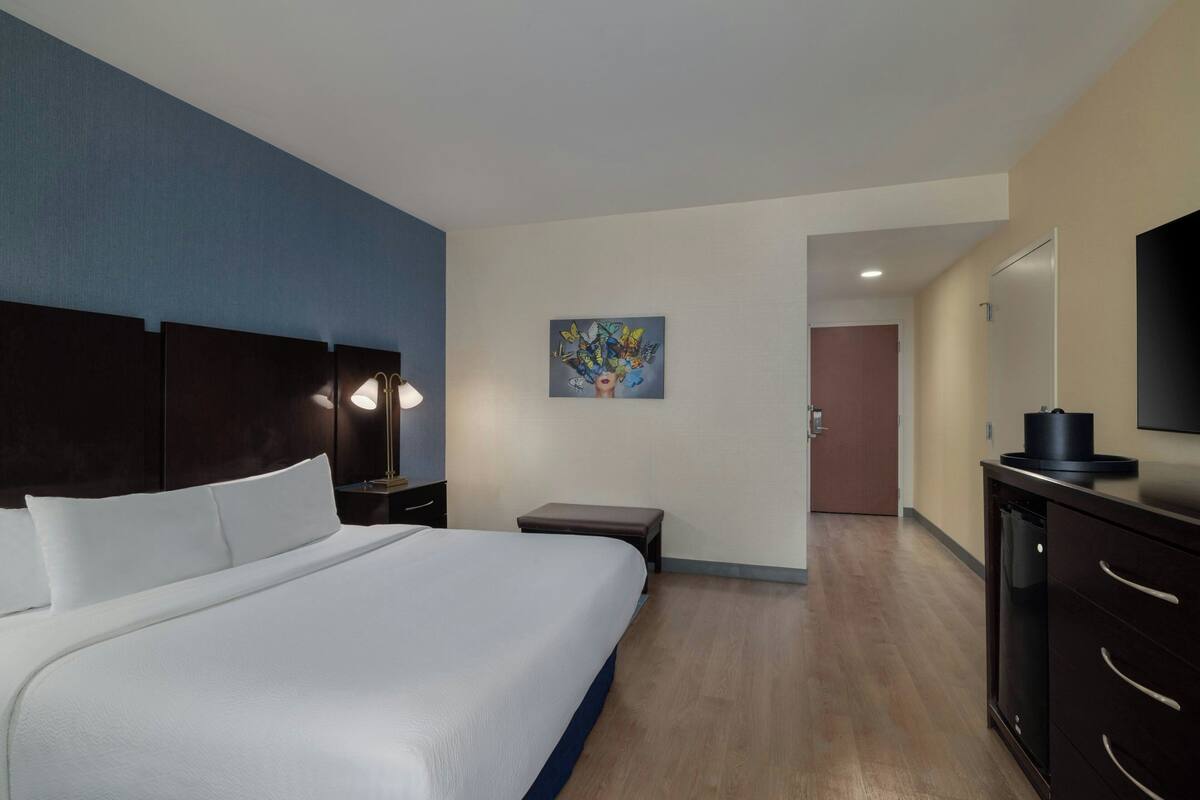 Standard Room, 1 King Bed | Pillowtop beds, in-room safe, iron/ironing board, WiFi (free)