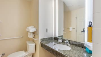Une salle de bain équipée de toilettes, d’un lavabo et d’un porte-serviettes.