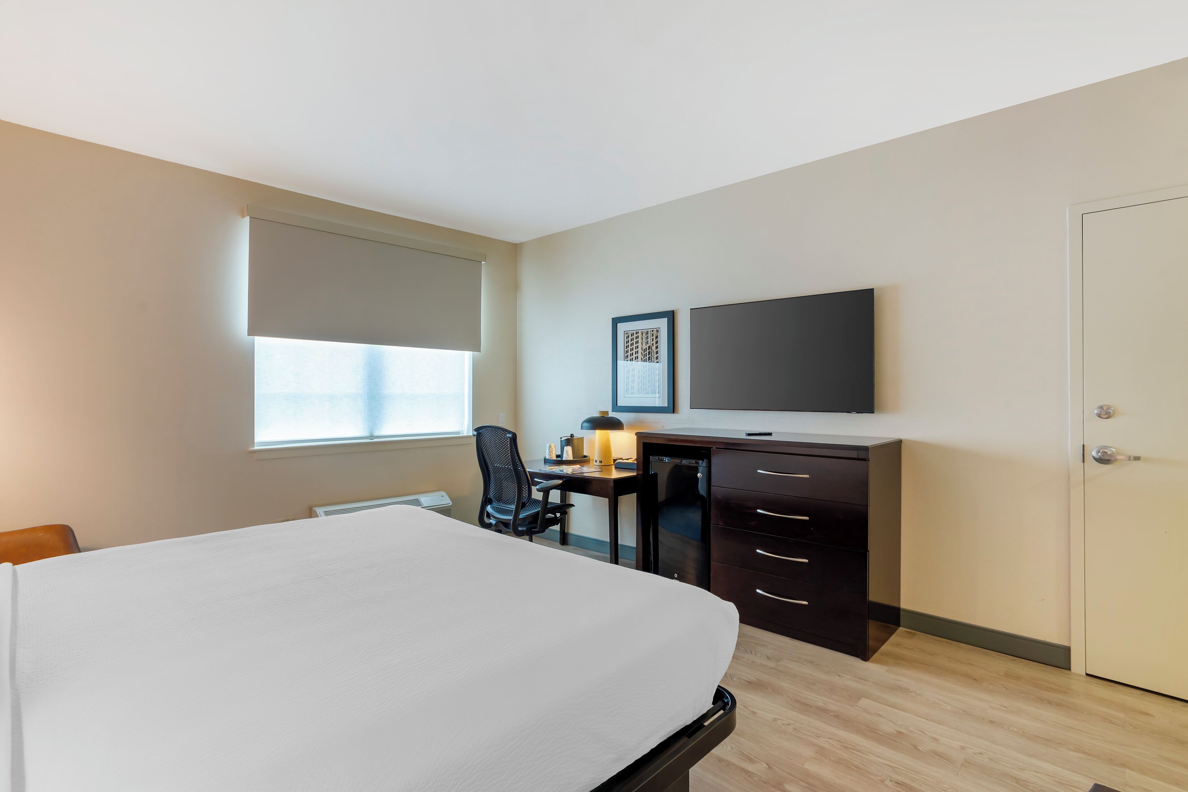 Standard Room, 1 King Bed (Mobility/Hearing Access, Roll-in Shwr) | Pillowtop beds, in-room safe, iron/ironing board, WiFi (free)