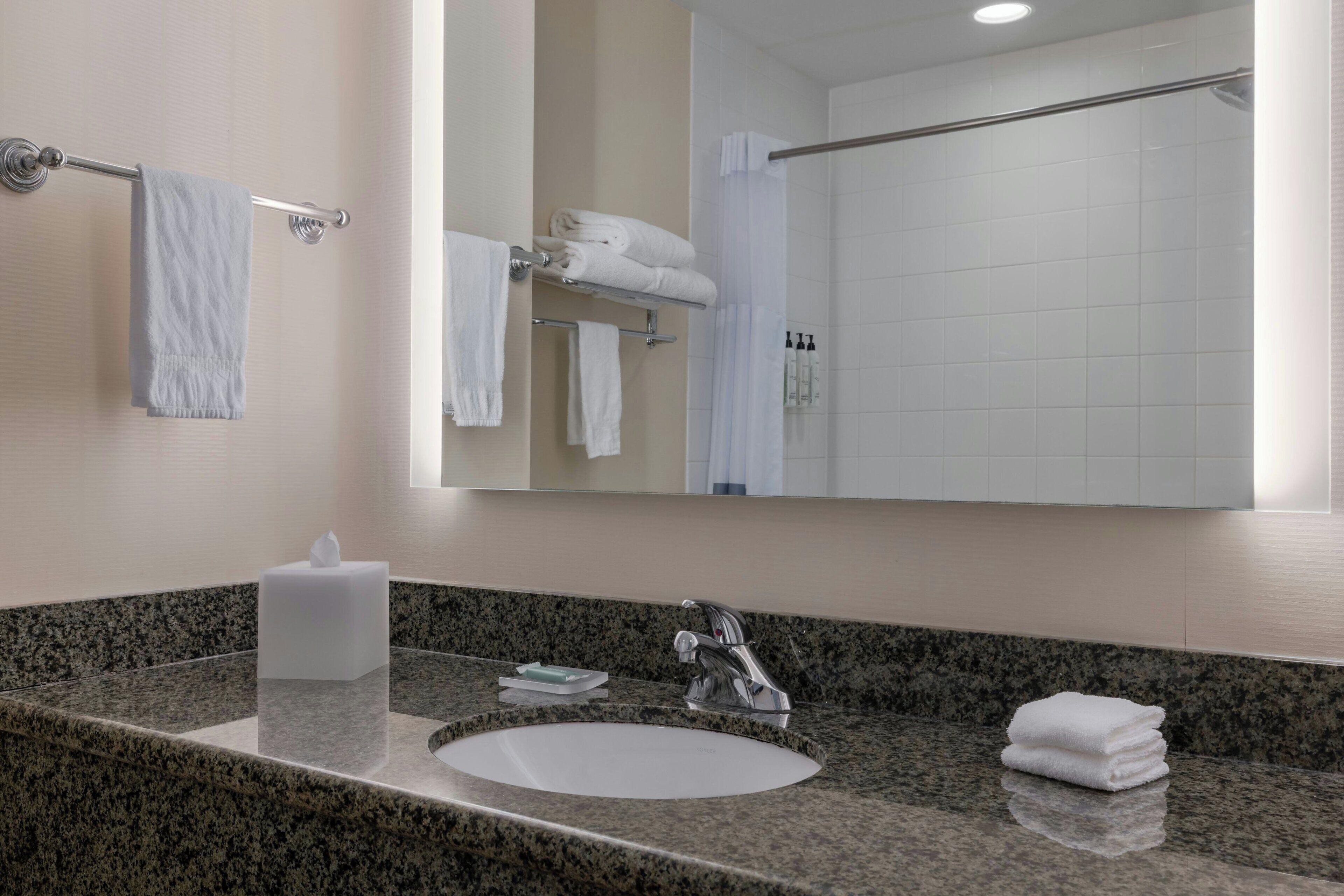 Combined shower/tub, free toiletries, hair dryer, towels